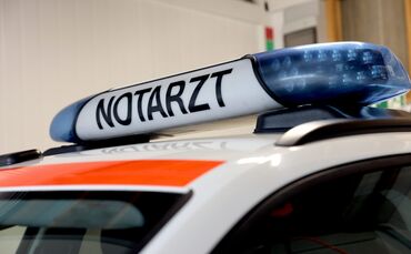 DRK Krankenwagen Rettungswagen Notarzt Notruf Deutsches Rotes Kreuz Rettungsdienst Symbol Symbolfoto Symbolbild