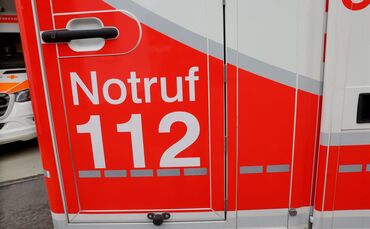 DRK Krankenwagen Rettungswagen Notarzt Notruf Deutsches Rotes Kreuz Rettungsdienst Symbol Symbolfoto Symbolbild