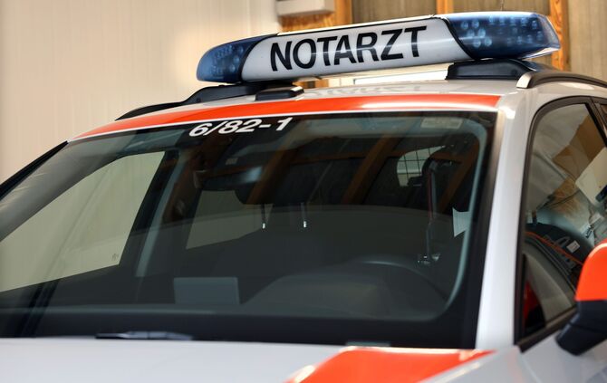 SymbolfotoRettungsdienstDRK Krankenwagen Rettungswagen Notarzt Notruf Deutsches Rotes Kreuz Rettungsdienst Symbol Symbolfoto Sym