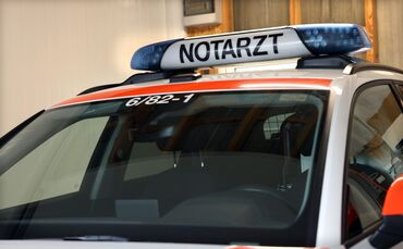 SymbolfotoRettungsdienstDRK Krankenwagen Rettungswagen Notarzt Notruf Deutsches Rotes Kreuz Rettungsdienst Symbol Symbolfoto Sym