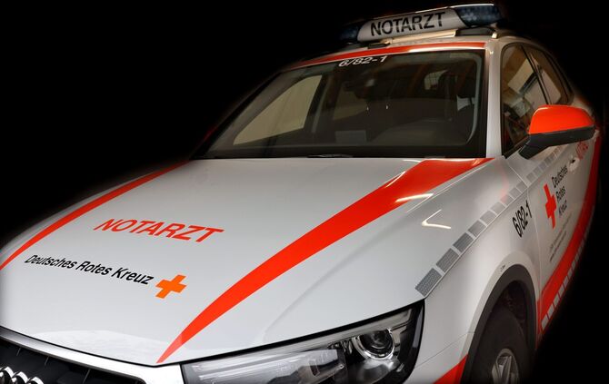 DRK Krankenwagen Rettungswagen Notarzt Notruf Deutsches Rotes Kreuz Rettungsdienst Symbol Symbolfoto Symbolbild