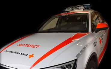 DRK Krankenwagen Rettungswagen Notarzt Notruf Deutsches Rotes Kreuz Rettungsdienst Symbol Symbolfoto Symbolbild