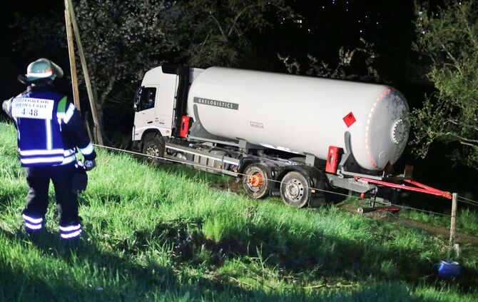 Unfall, Gastankwagen abgerutscht, Grauer Weg, Weinstadt, 25.04.2023.