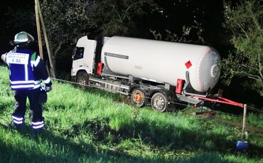 Unfall, Gastankwagen abgerutscht, Grauer Weg, Weinstadt, 25.04.2023.