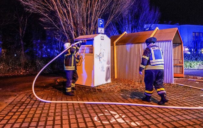 Waiblingen: Altkleidercontainer in Brand durch Silvesterboeller