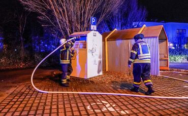 Waiblingen: Altkleidercontainer in Brand durch Silvesterboeller