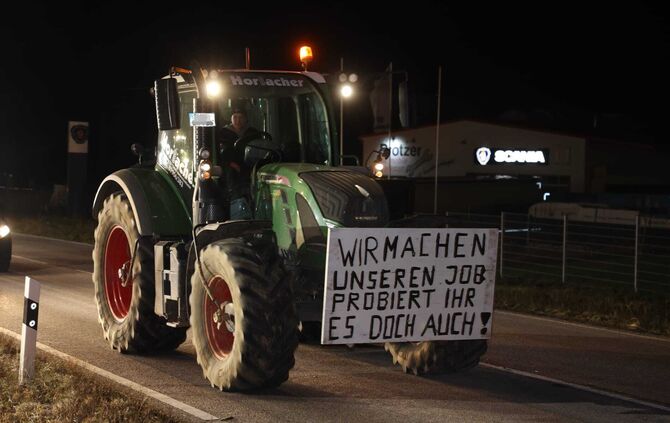 Viele Landwirte haben Plakate dabei.