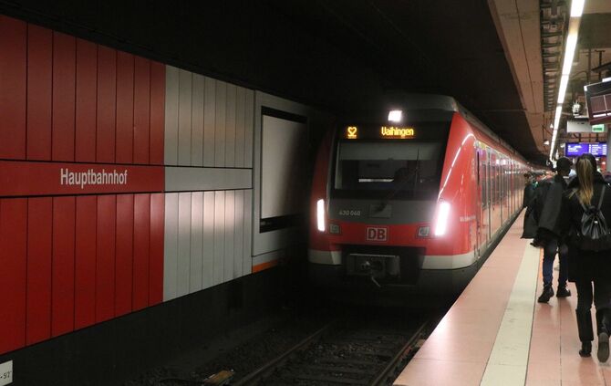 S-Bahn sbahn s bahn  Hauptbahnhof s2 nach vaihingen symbol symbolbild symbolfoto