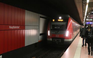 S-Bahn sbahn s bahn  Hauptbahnhof s2 nach vaihingen symbol symbolbild symbolfoto