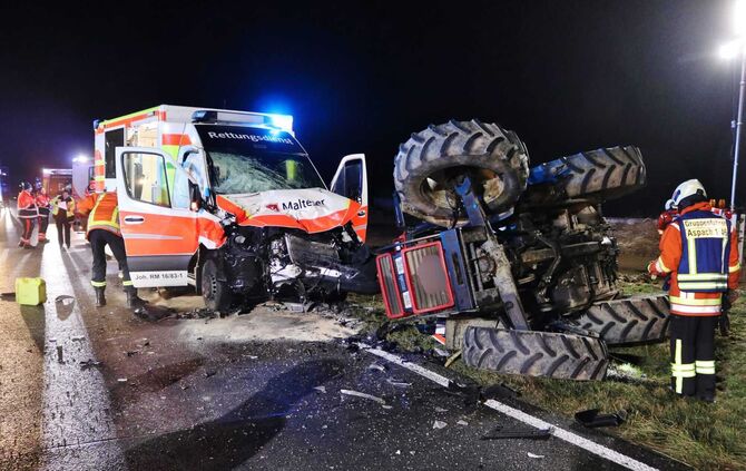 Unfall Aspach B328 Traktor Krankenwagen