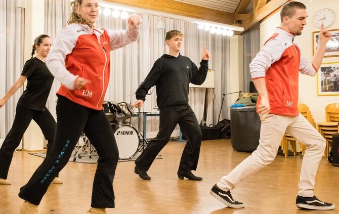 Marc Schmid (rechts) gibt Line Dance Unterricht, Fritz-Ulrich-Halle, Schwaikheim, 15.01.2024.