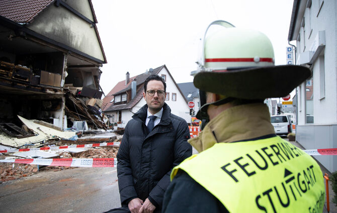 Nach der Explosion in der Katzenbachstraße in Vaihingen laufen die Sicherungsmaßnahmen am Unglücksort auf Hochtouren.