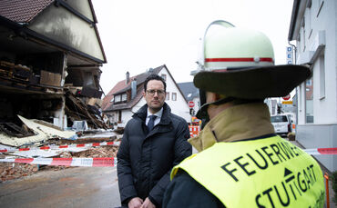 Nach der Explosion in der Katzenbachstraße in Vaihingen laufen die Sicherungsmaßnahmen am Unglücksort auf Hochtouren.