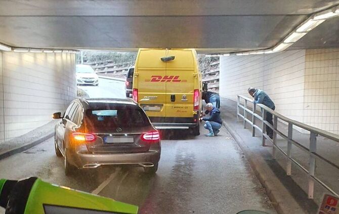 DHL-Sprinter in Transporter-Falle 08.01.2020_0