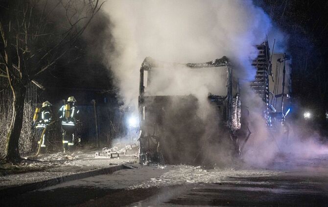 LKW brennt auf B29 Parkplatz bei Plüderhausen komplett aus