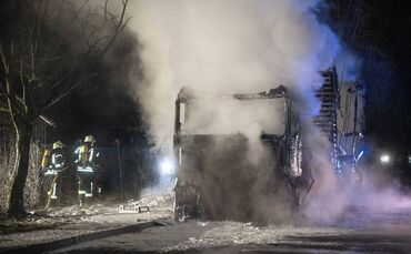 LKW brennt auf B29 Parkplatz bei Plüderhausen komplett aus