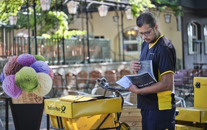 Deutsche Post, Postbote, Zustelltour mit dem E-Trike in Wiesbaden, Postärger
