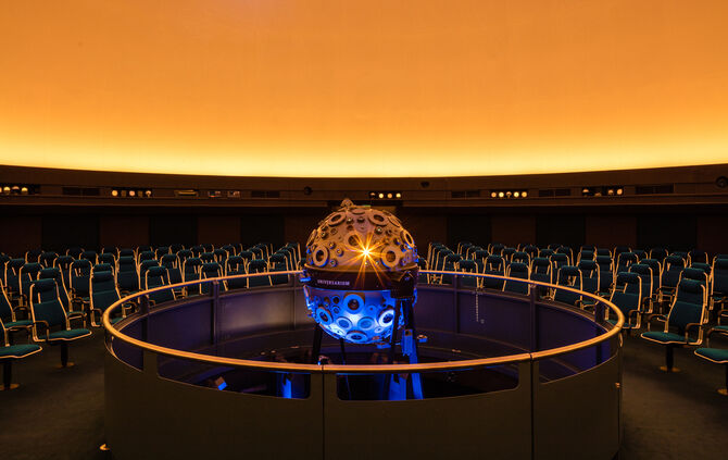 Kuupelsaal mit Universum Planetarium