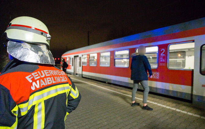 Brand an Regionalzug im Bahnhof Waiblingen - Bild 08_0