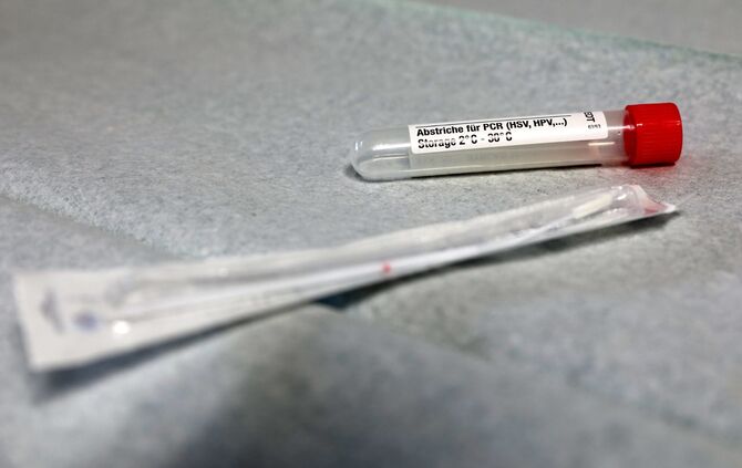 Corona Coronavirus Coronatest Mundabstrich Abstrich
