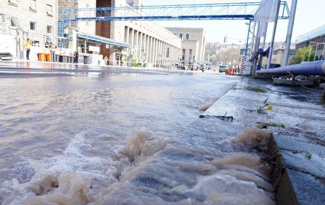 Wasser steht nach einem Rohrbruch auf der Straße am Hauptbahnhof