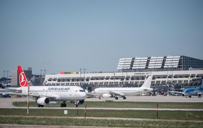 Flugzeuge stehen auf dem Rollfeld des Flughafens Stuttgart