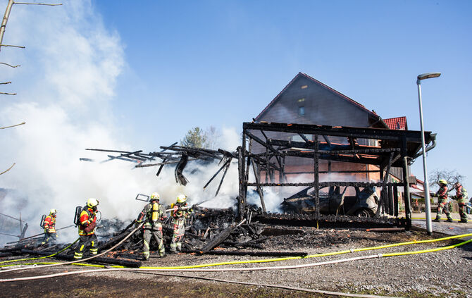 Schuppen gerät in Vollbrand - Bild 32_0