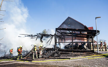 Schuppen gerät in Vollbrand - Bild 32_0