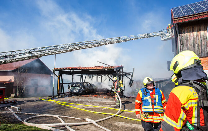 Schuppen gerät in Vollbrand - Bild 38_3