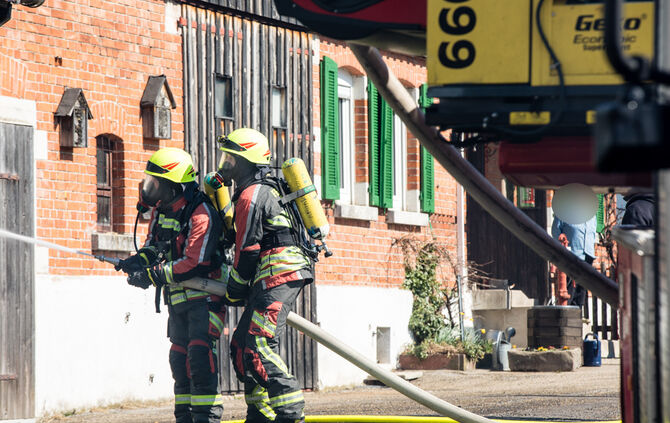 Schuppen gerät in Vollbrand - Bild 36_4