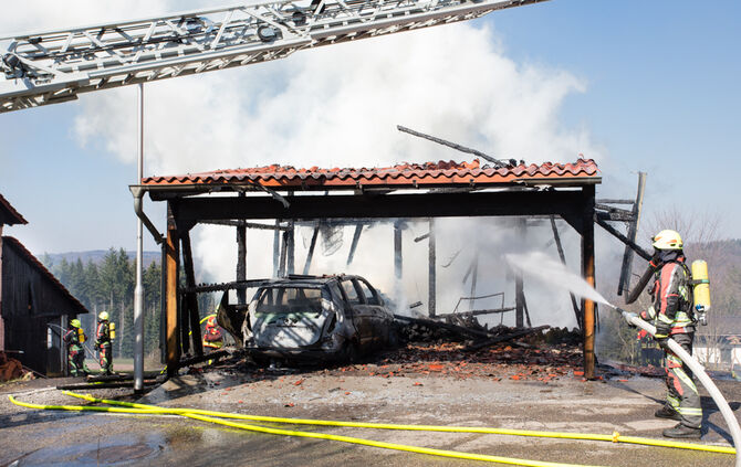 Schuppen gerät in Vollbrand - Bild 30_9