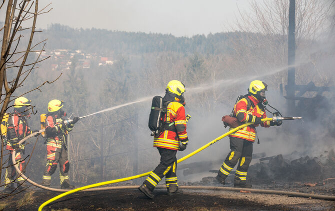 Schuppen gerät in Vollbrand - Bild 26_13