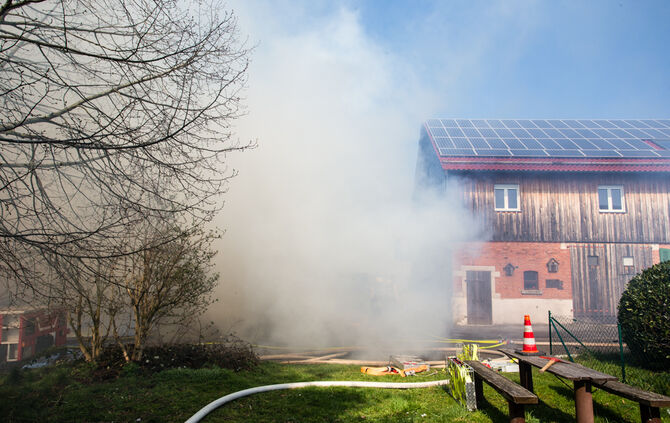 Schuppen gerät in Vollbrand - Bild 25_14