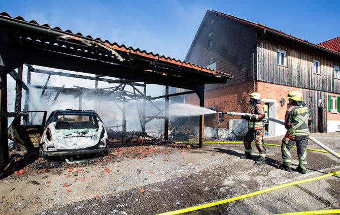 Schuppen gerät in Vollbrand - Bild 21_18