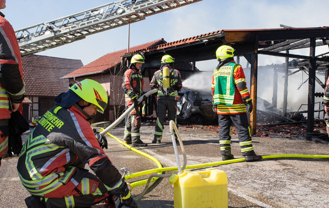 Schuppen gerät in Vollbrand - Bild 19_20