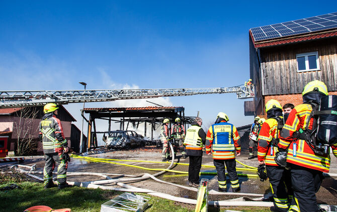 Schuppen gerät in Vollbrand - Bild 18_21