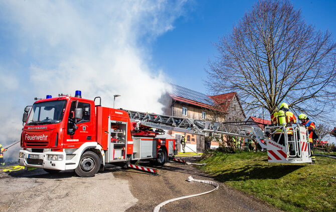 Schuppen gerät in Vollbrand - Bild 16_23