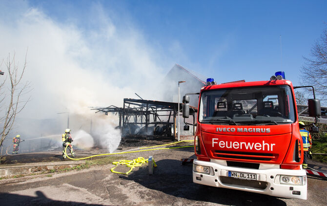 Schuppen gerät in Vollbrand - Bild 15_24