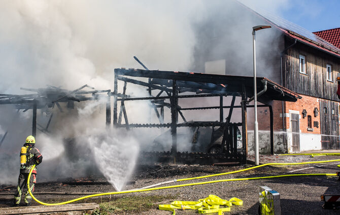 Schuppen gerät in Vollbrand - Bild 14_25