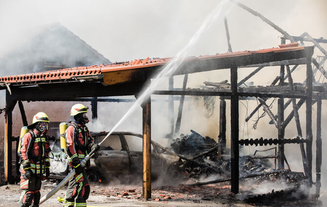 Schuppen gerät in Vollbrand - Bild 13_26