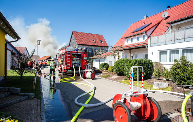 Schuppen gerät in Vollbrand - Bild 12_27