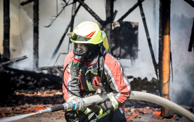 Schuppen gerät in Vollbrand - Bild 11_28