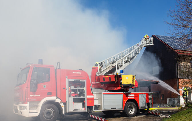 Schuppen gerät in Vollbrand - Bild 10_29