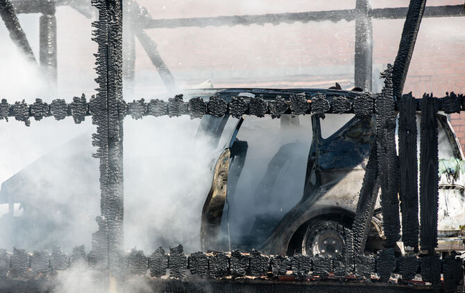 Schuppen gerät in Vollbrand - Bild 09_30