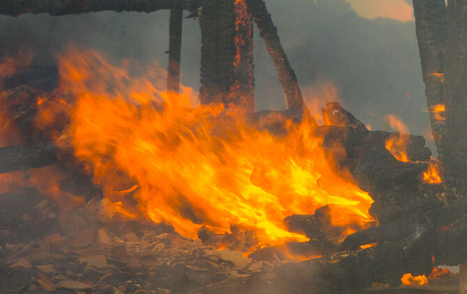 Schuppen gerät in Vollbrand - Bild 08_31