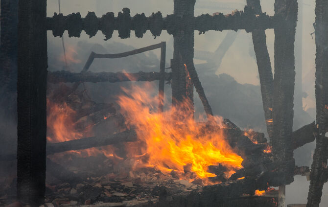 Schuppen gerät in Vollbrand - Bild 07_32