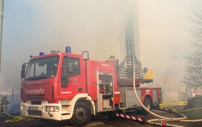 Schuppen gerät in Vollbrand - Bild 04_35