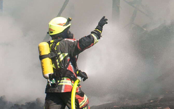 Schuppen gerät in Vollbrand - Bild 03_36