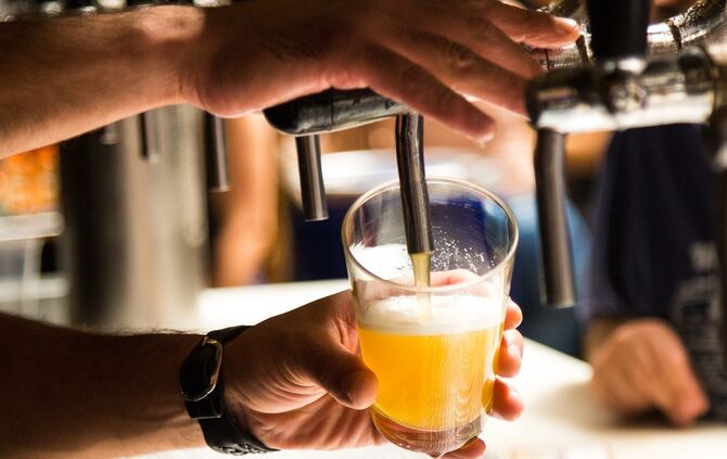 Bier zapfen Zapfanlage Bar Kneipe Alkohol Symbol Symbolfoto
