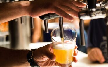 Bier zapfen Zapfanlage Bar Kneipe Alkohol Symbol Symbolfoto